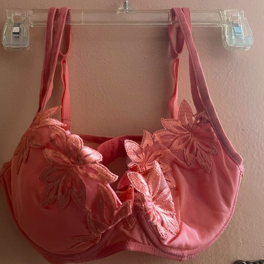VICTORIA’S SECRET - Coral Pink Floral Bra (NWOT) - 34C - Never Worn
